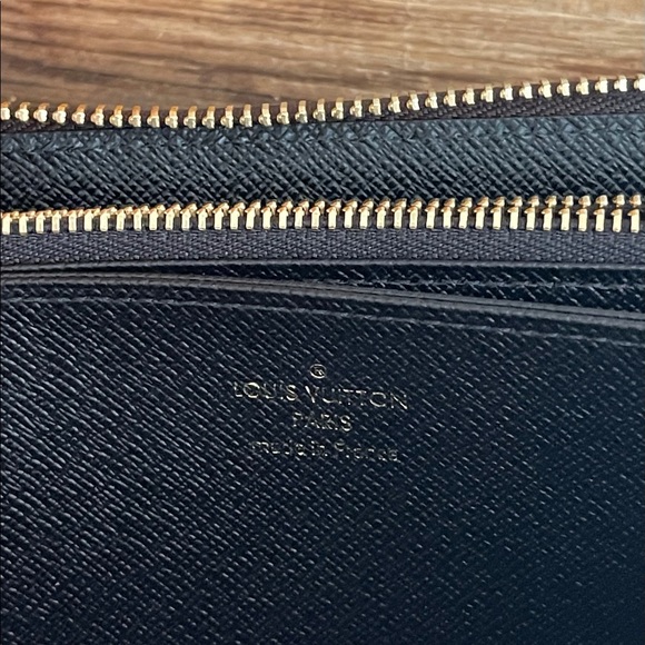 LOUIS VUITTON ZIPPY- Giant Monogram Reverse - Picture 6 of 9